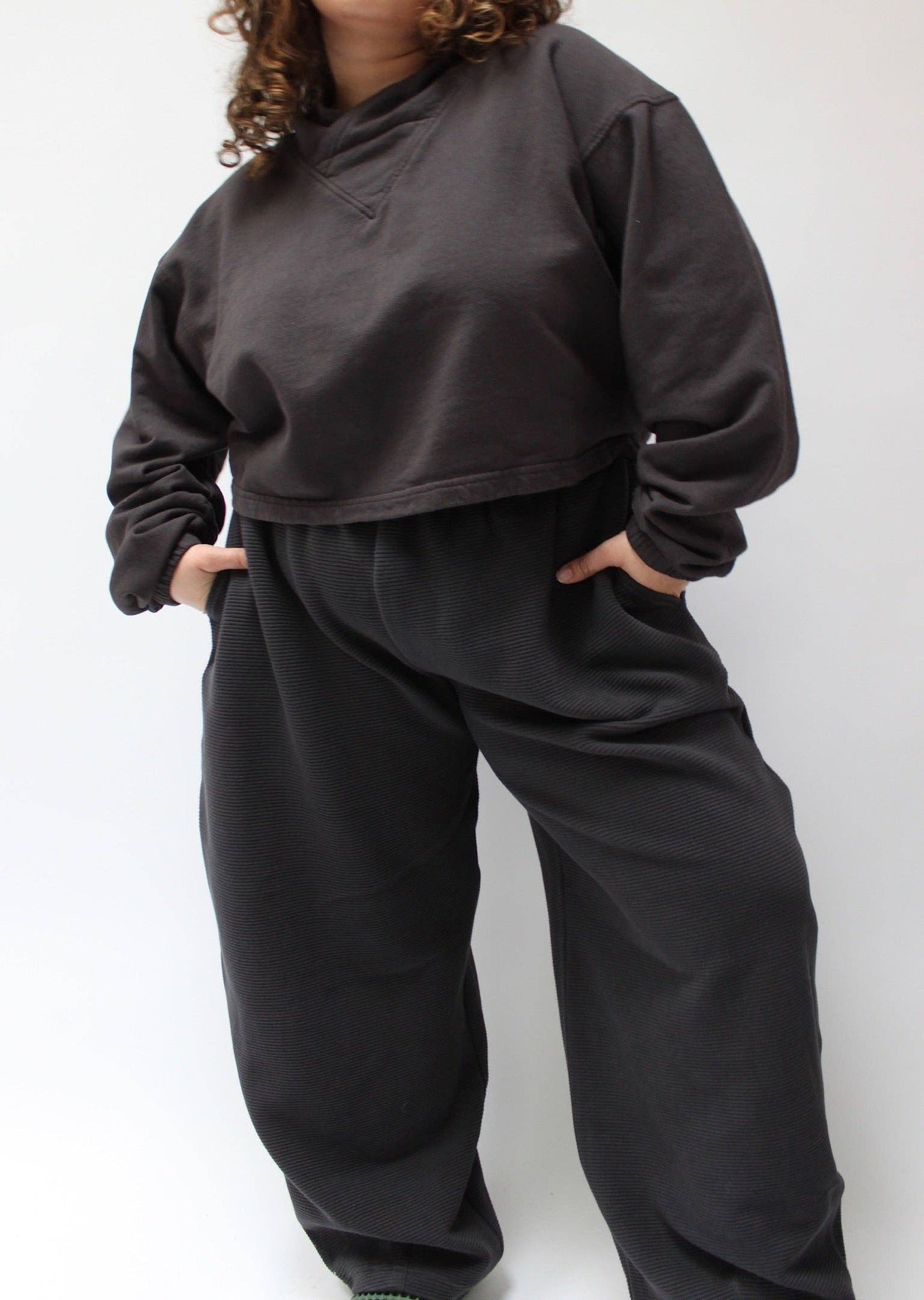 Camryn Rippled Cotton Curve Pant: Soft Onyx