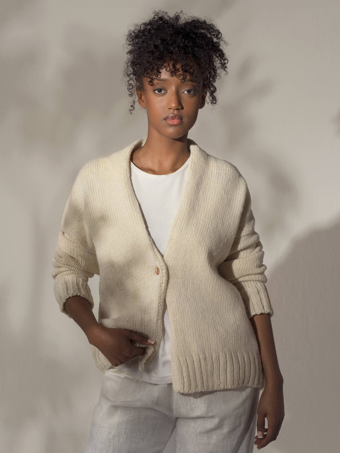 CECILIA SÖRENSEN - 900 CARDIGAN - Artisan Undyed Wool Spain: Natural white / M/L