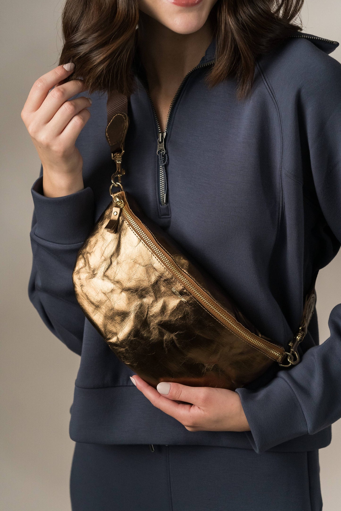 Uashmama - SLING BODY BAG: Woven Black