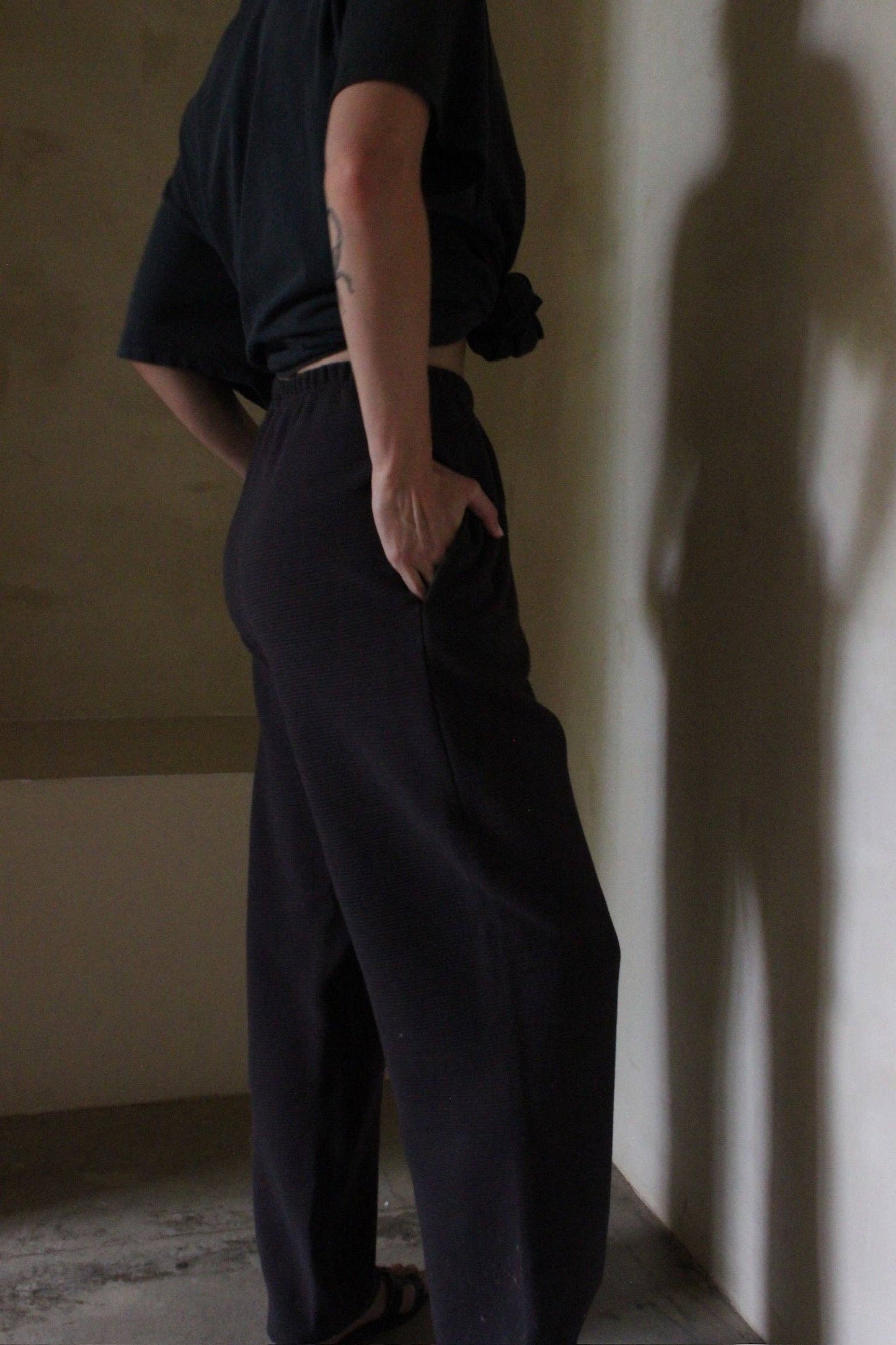 Camryn Rippled Cotton Curve Pant: Soft Onyx