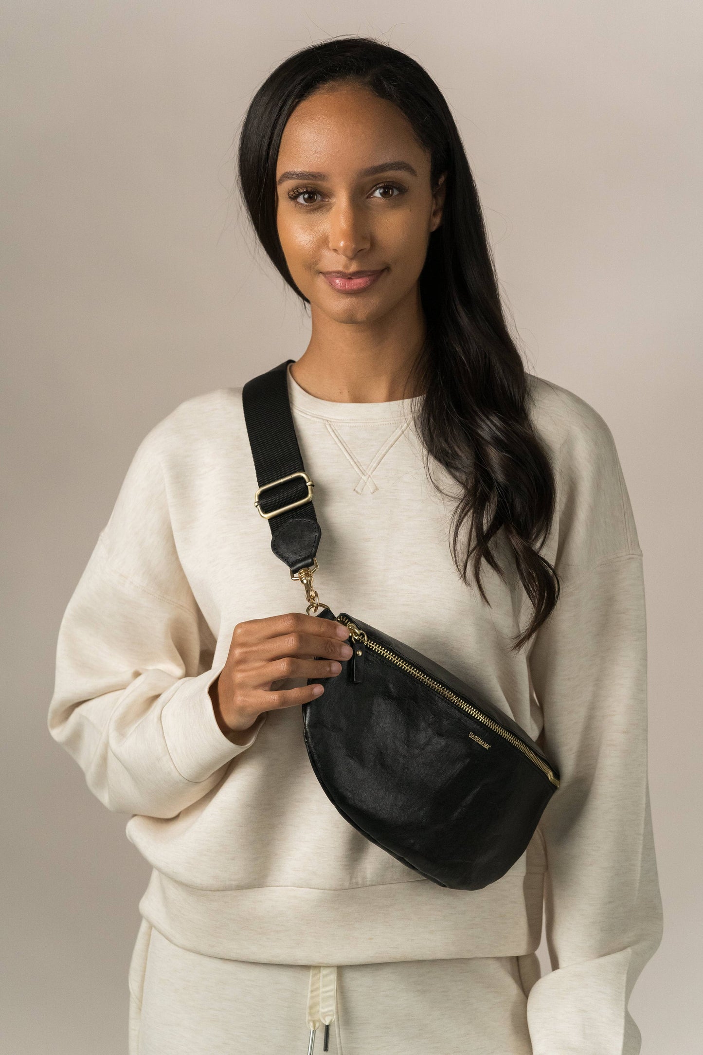 Uashmama - SLING BODY BAG: Woven Black