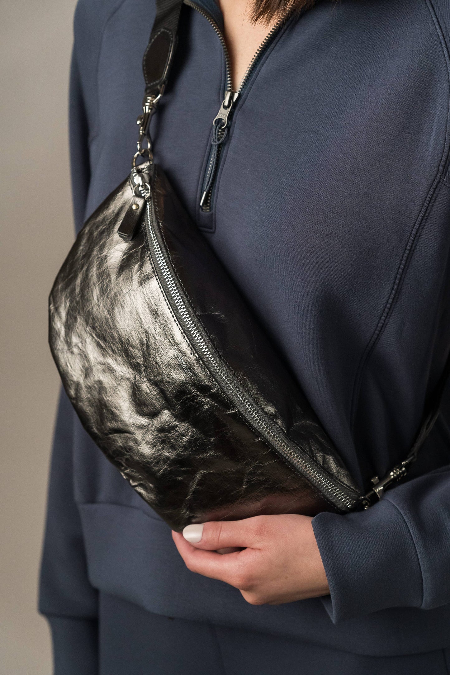 Uashmama - SLING BODY BAG: Woven Black