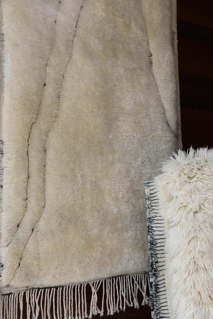 Plush silky wool Beni Moroccan carpet from Morocco. 5' x 7'