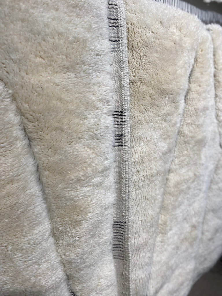 Plush silky wool Beni Moroccan carpet from Morocco. 5' x 7'