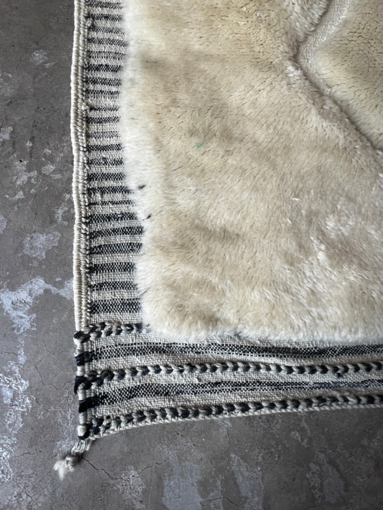 Plush silky wool Beni Moroccan carpet from Morocco. 5' x 7'