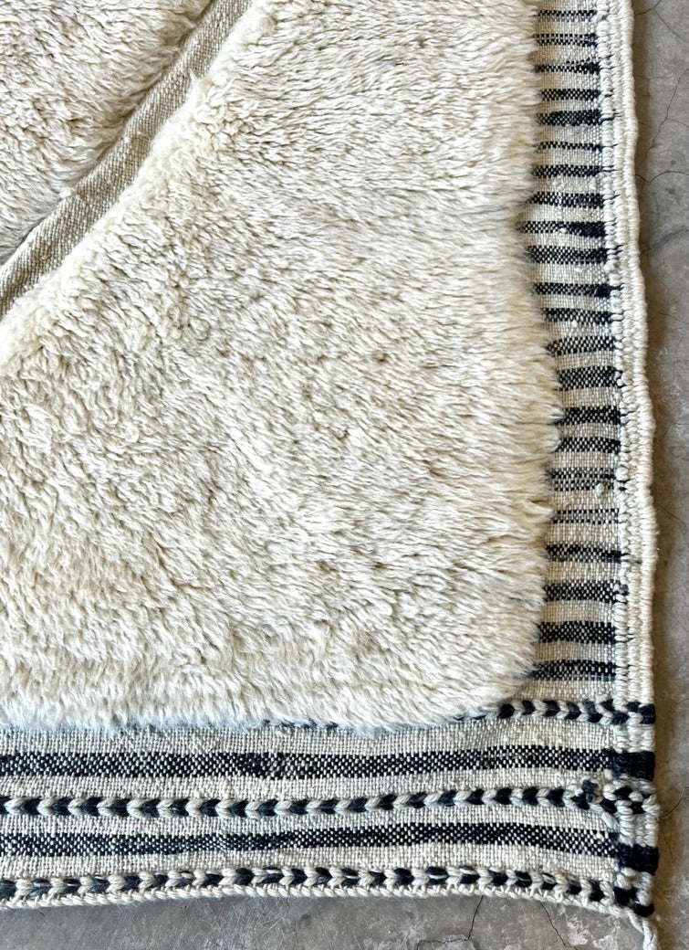 Plush silky wool Beni Moroccan carpet from Morocco. 5' x 7'