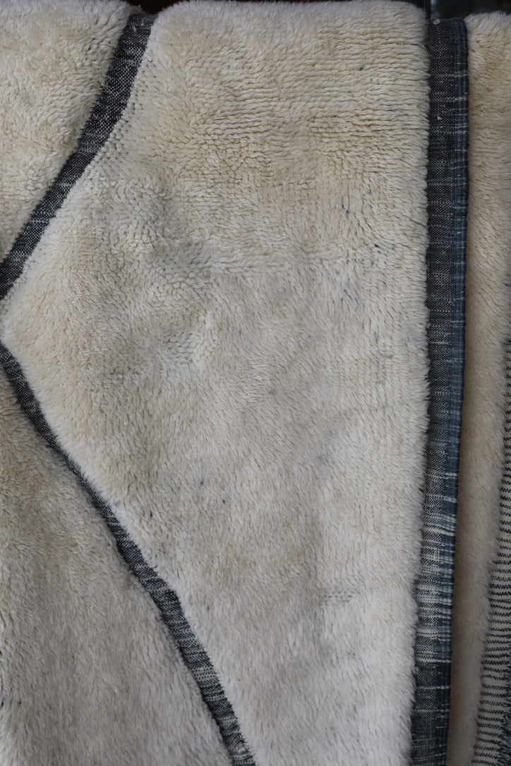 Plush silky wool Beni Moroccan carpet from Morocco. 5' x 7'